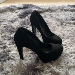 Black pumps